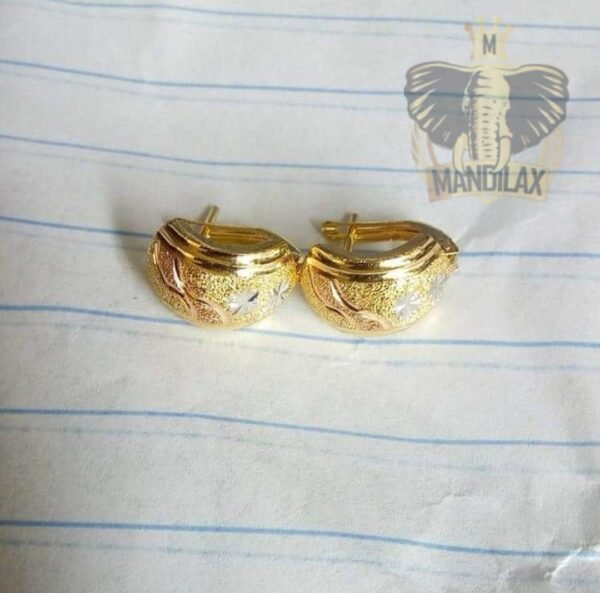 18 Karat Gold Huggie Unisex Earring - Image 4